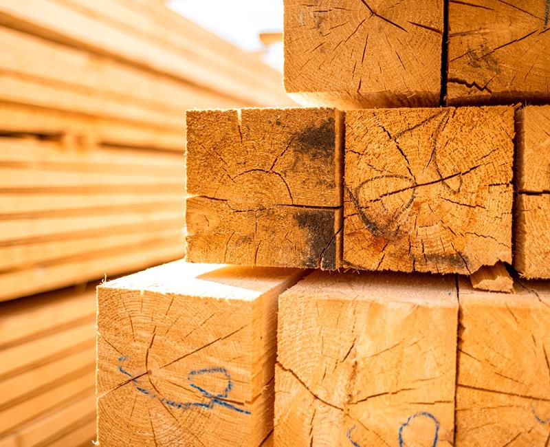 Packaging goods and squared timber